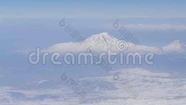 从飞机上看到阿<strong>拉拉</strong>特山。 白雪皑皑的山顶。 从飞机上拿走的圣经阿<strong>拉拉</strong>特山